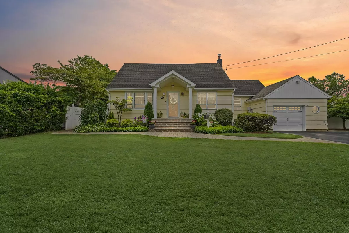 Massapequa, NY 11758,276 N Utica AVE