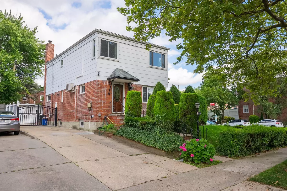 Fresh Meadows, NY 11365,67-59 197th ST