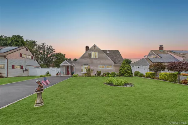 9 Pewter LN, Hicksville, NY 11801