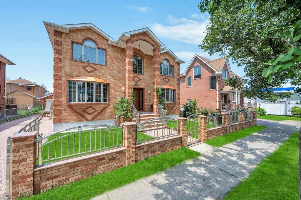 Floral Park, NY 11001,8418 263rd ST