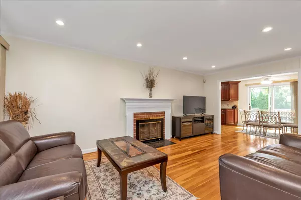 Syosset, NY 11791,18 Gainsboro LN