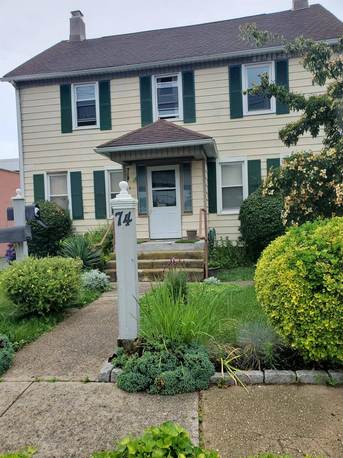 74 W Hoffman AVE, Lindenhurst, NY 11757