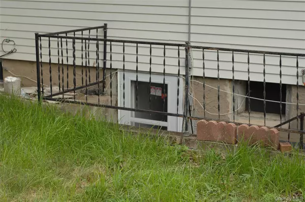 Brentwood, NY 11717,176 Floyd ST