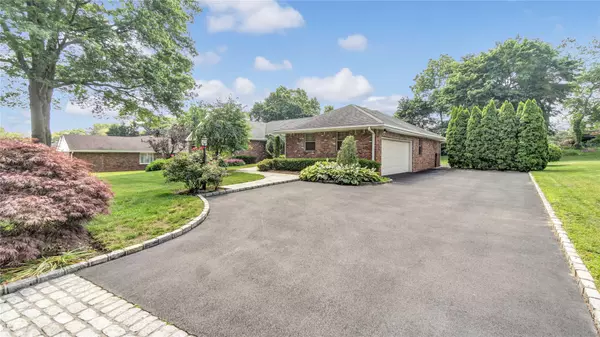 Glen Cove, NY 11542,21 Edwards LN