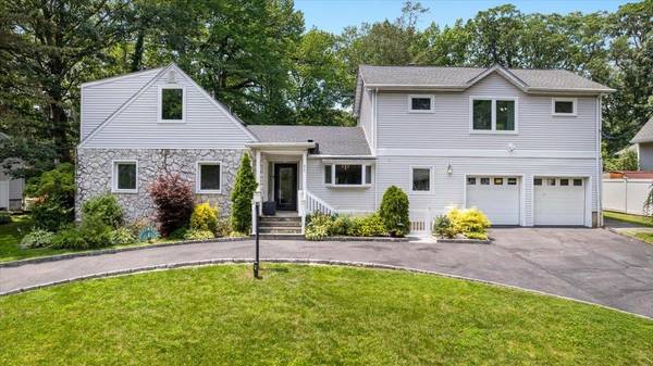 82 Wood Hollow LN, New Rochelle, NY 10804