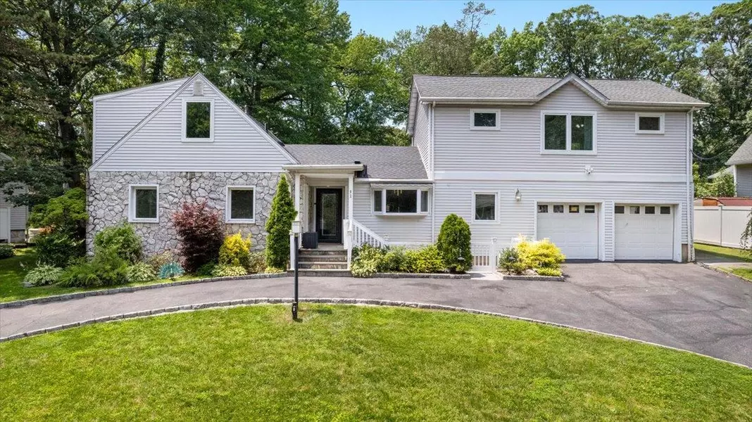 82 Wood Hollow LN, New Rochelle, NY 10804