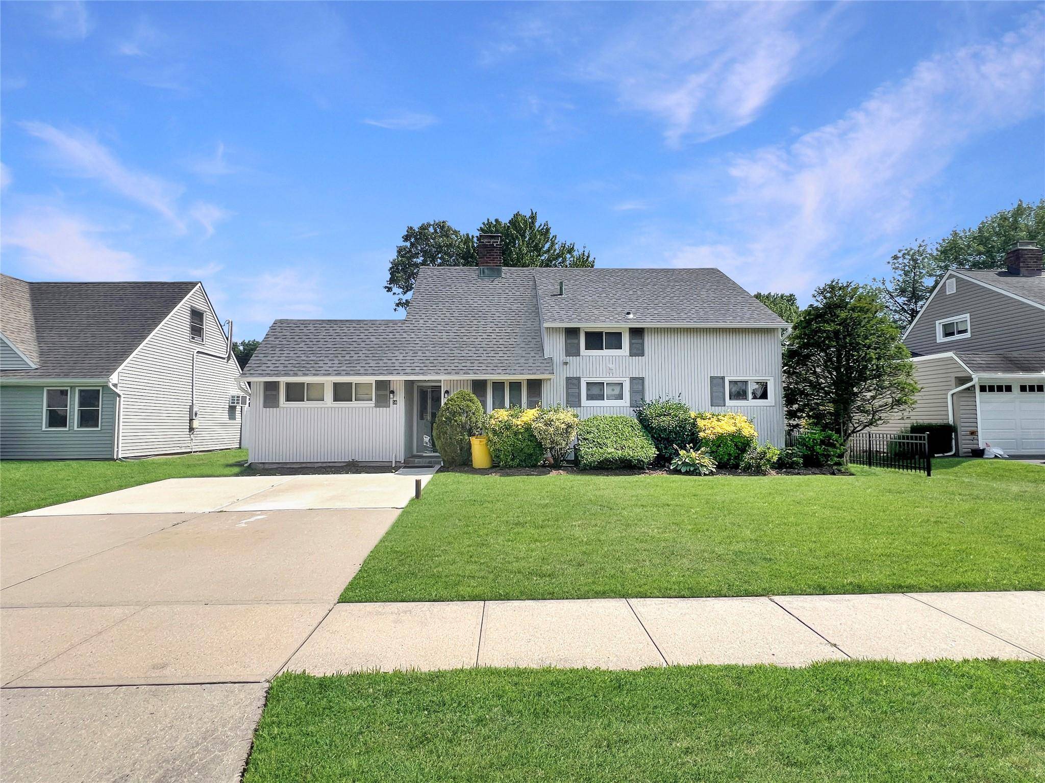 56 Arrow LN, Hicksville, NY 11801