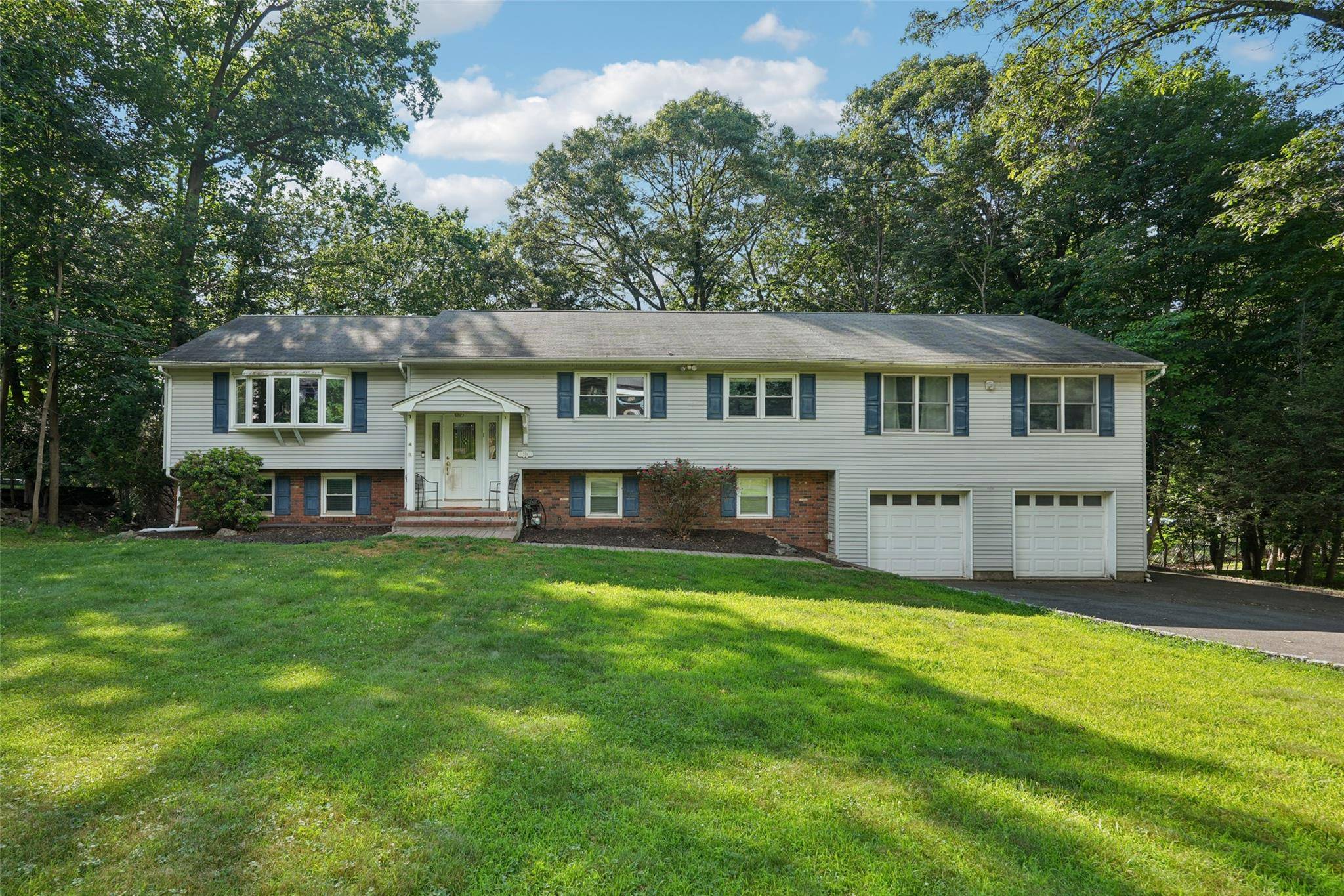 27A Claremont LN, Suffern, NY 10901