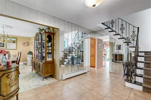 Smithtown, NY 11787,16 Crawford ST