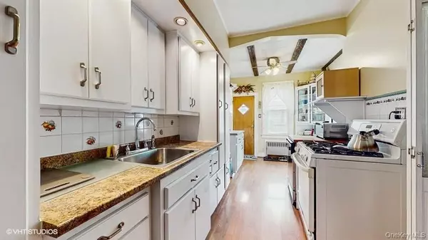 Glendale, NY 11385,77-52 76th ST
