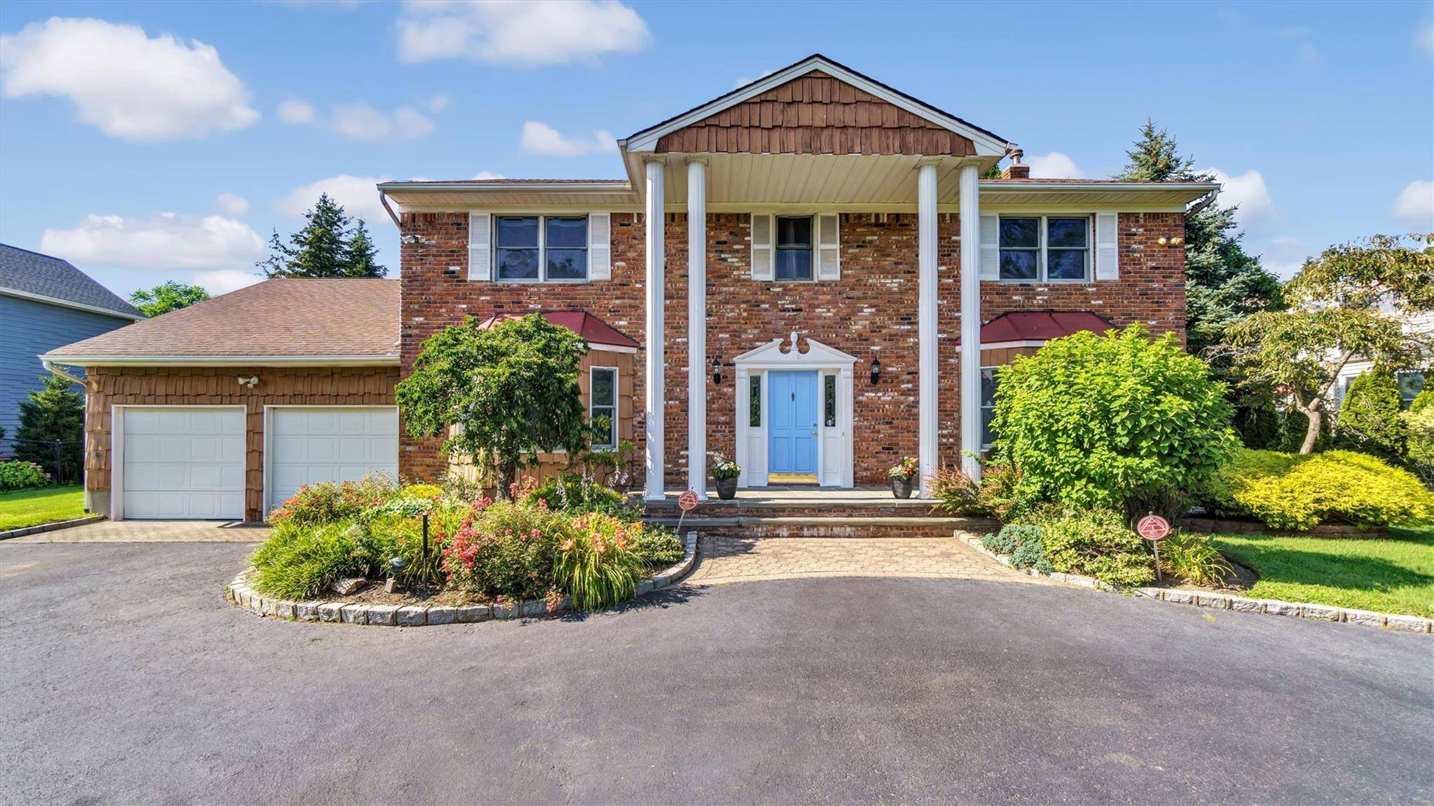 51 Victor LN, Woodbury, NY 11797