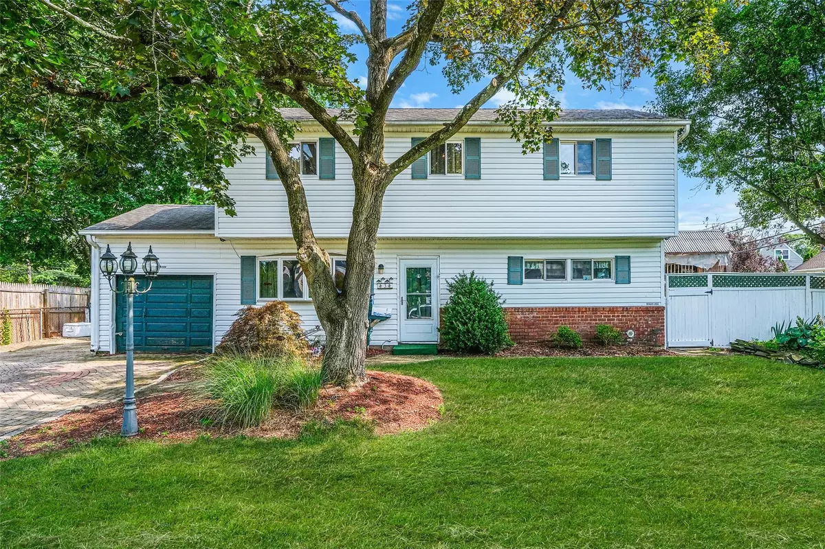 Centereach, NY 11720,3 Woods LN