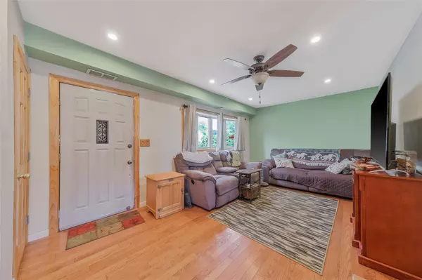 Centereach, NY 11720,3 Woods LN