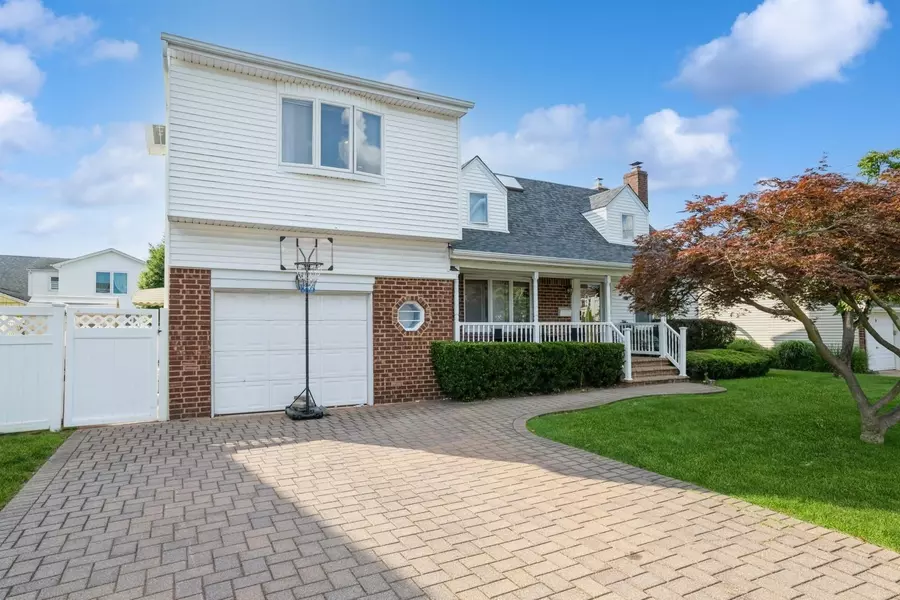 198 Guildford CT, West Hempstead, NY 11552