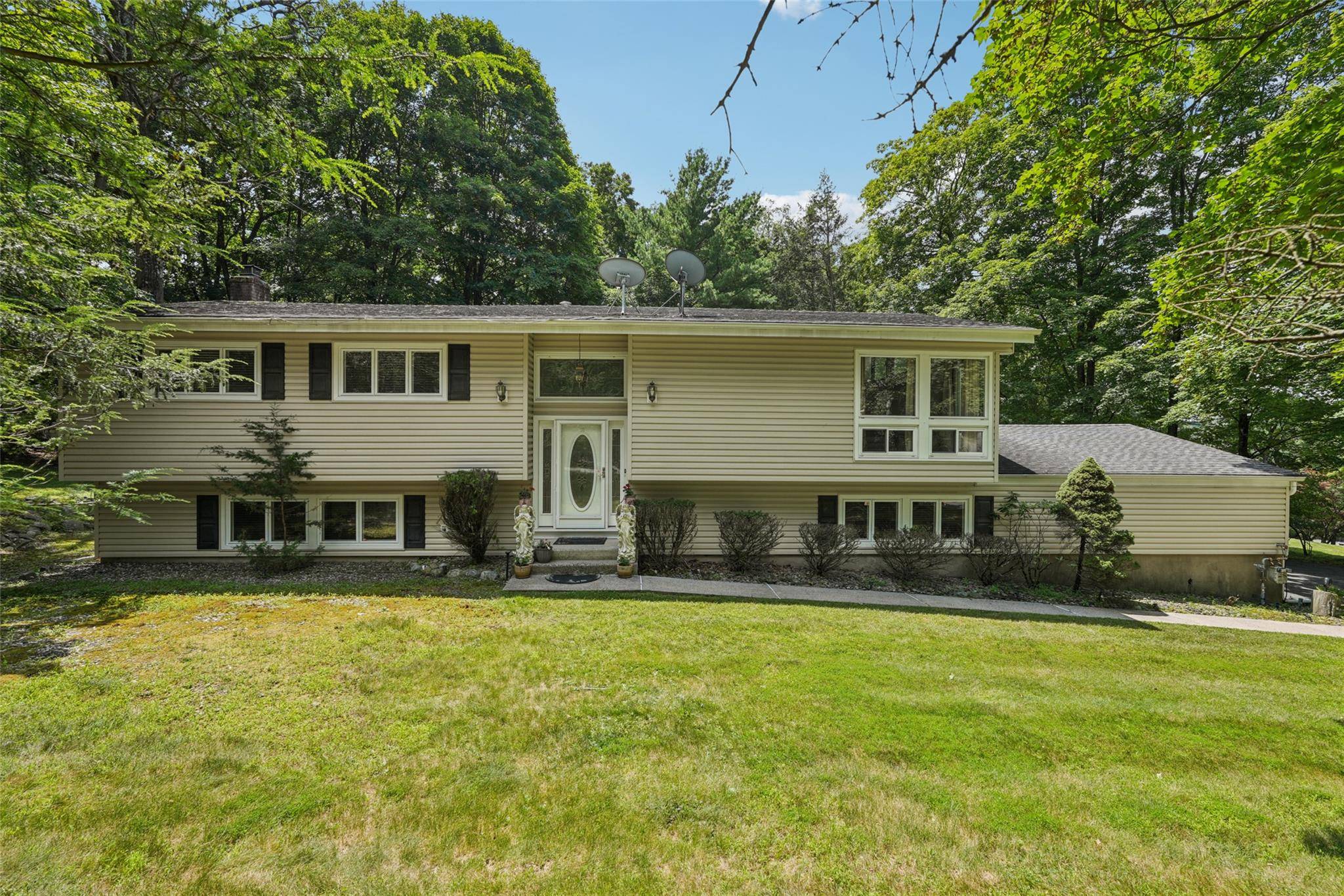 11 Lancaster LN, Chestnut Ridge, NY 10952