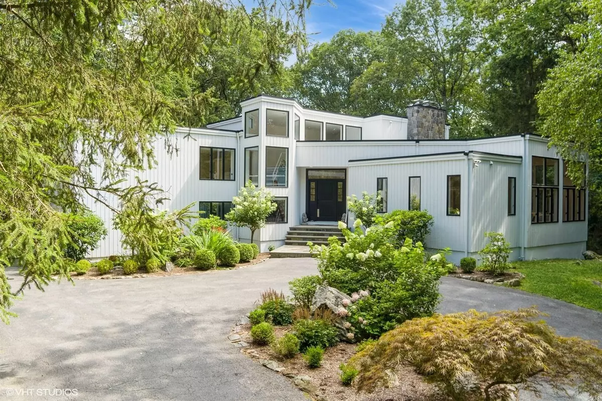 Armonk, NY 10504,4 Hemlock Hollow PL