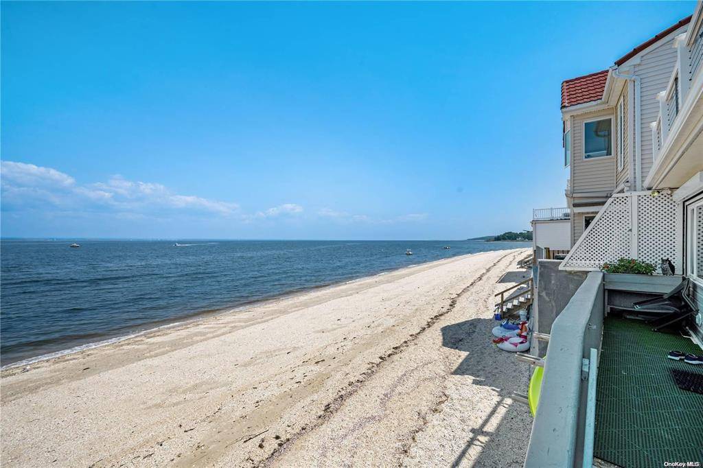 19 Pine LN, Bayville, NY 11709