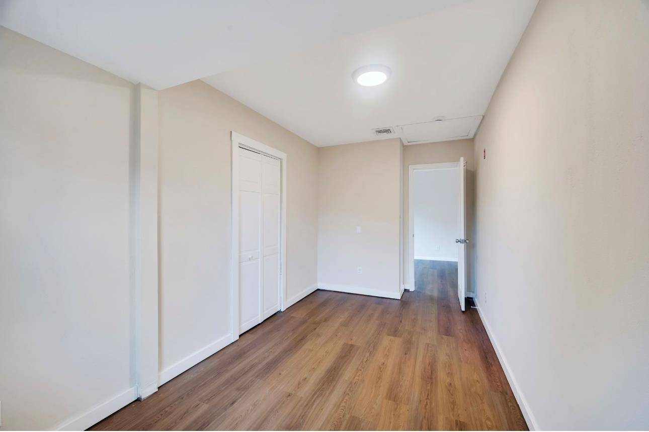Ronkonkoma, NY 11779,22 Forestview DR