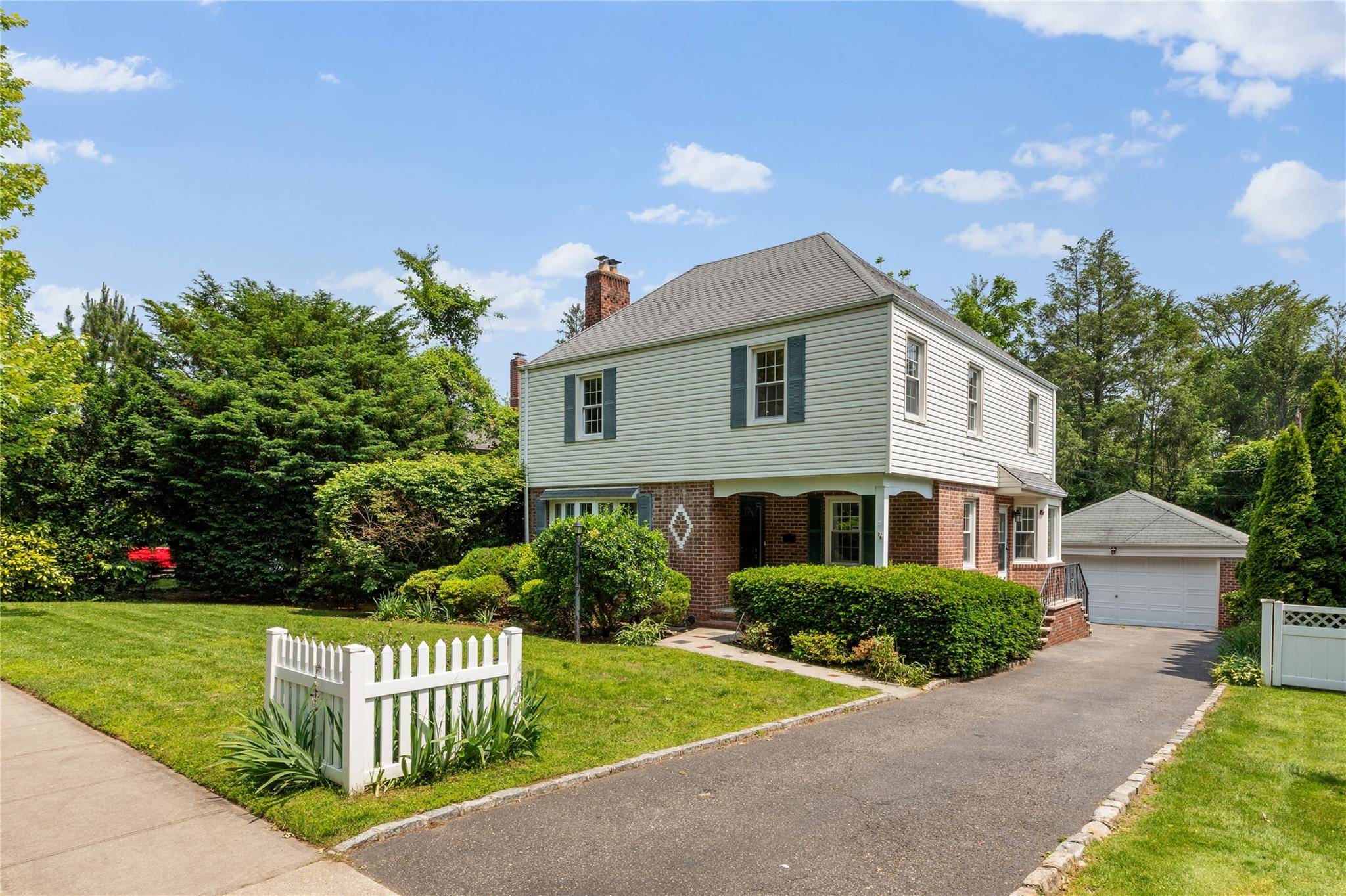 Garden City, NY 11530,89 Clinch AVE