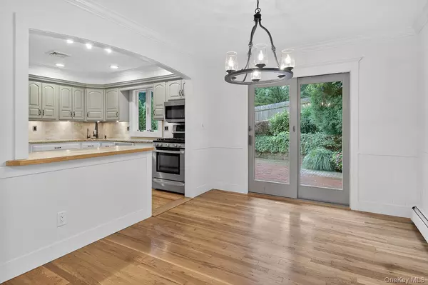 Huntington, NY 11743,1A Briarwood DR