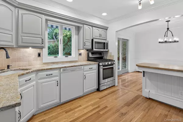 Huntington, NY 11743,1A Briarwood DR