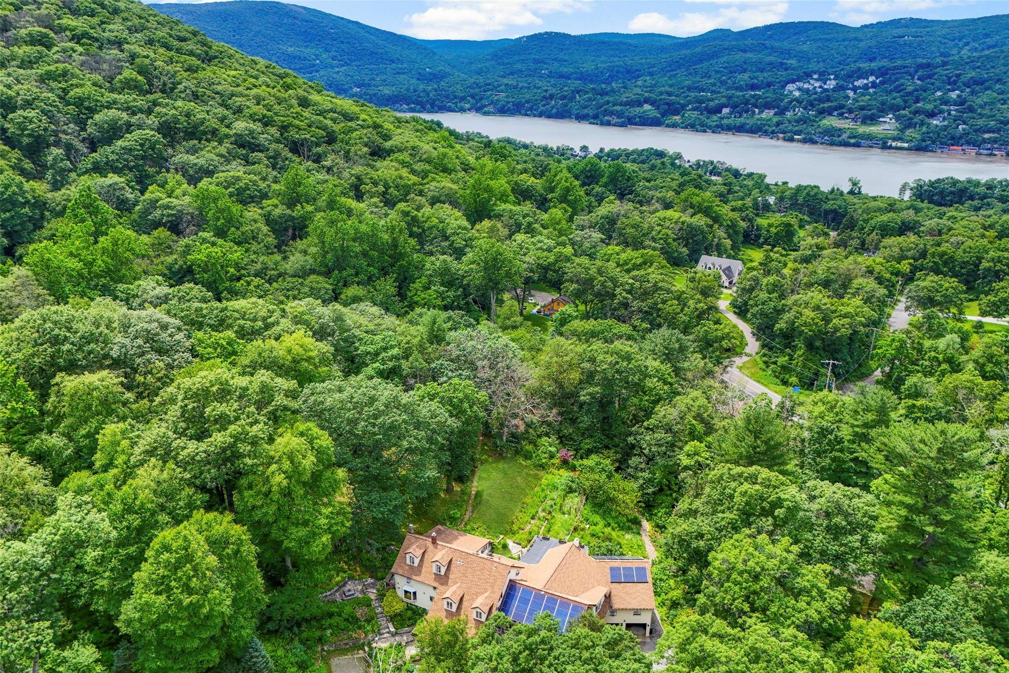 Garrison, NY 10524,8 Manitou RD