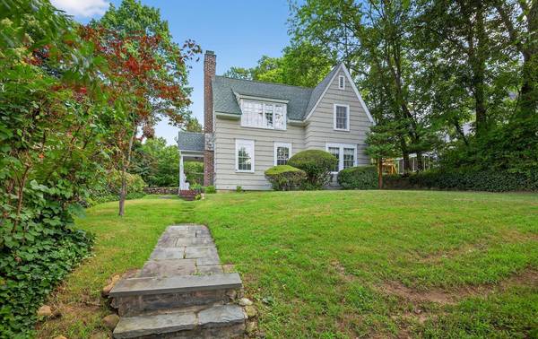 240-17 E Pine ST, Douglaston, NY 11363