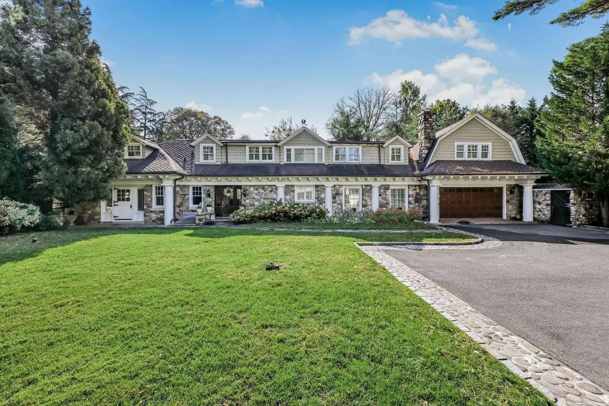Manhasset, NY 11030,1054-1058 Plandome RD