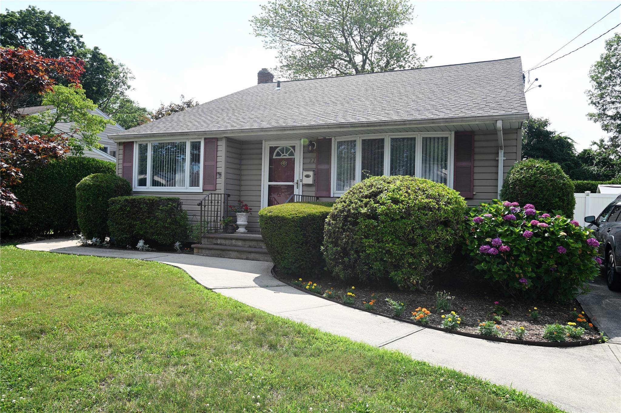 22 Victoria RD, North Babylon, NY 11703