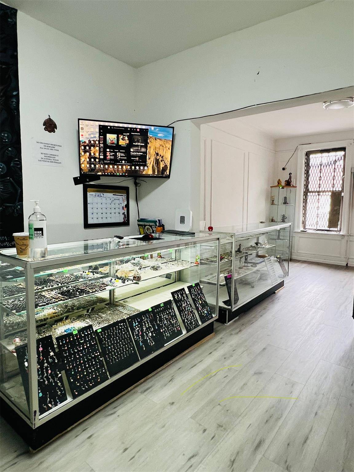 Jackson Heights, NY 11372,82-07 Roosevelt AVE