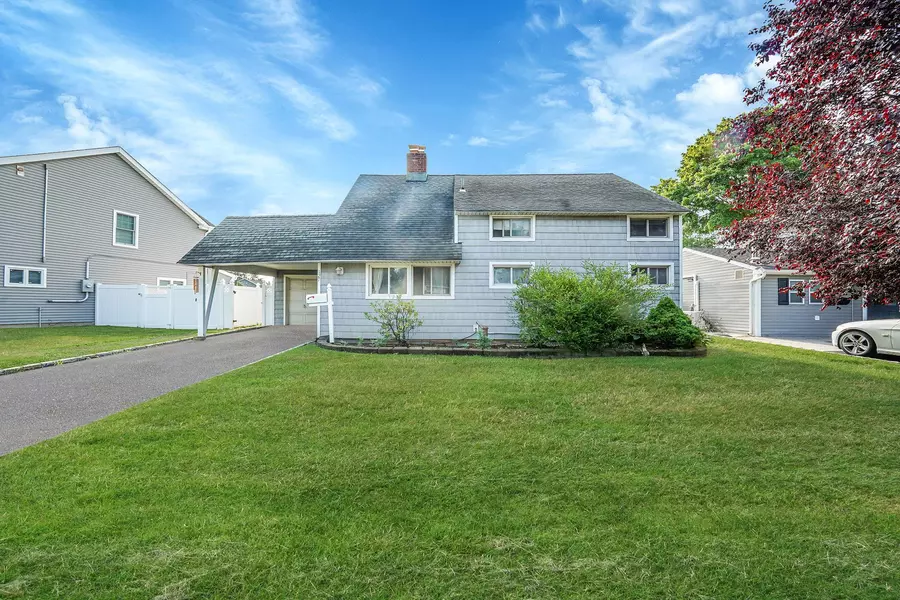 127 Brittle LN, Hicksville, NY 11801