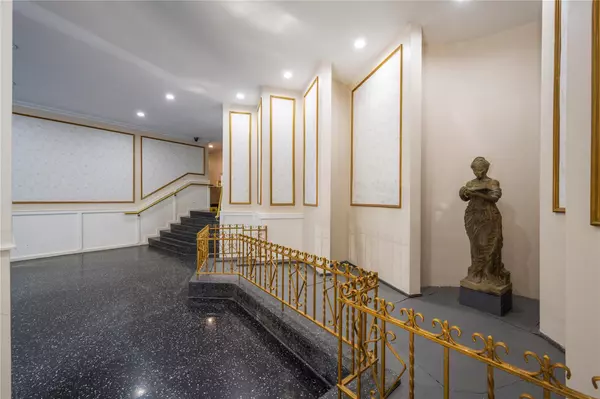 Elmhurst, NY 11373,53-11 90 ST #1F