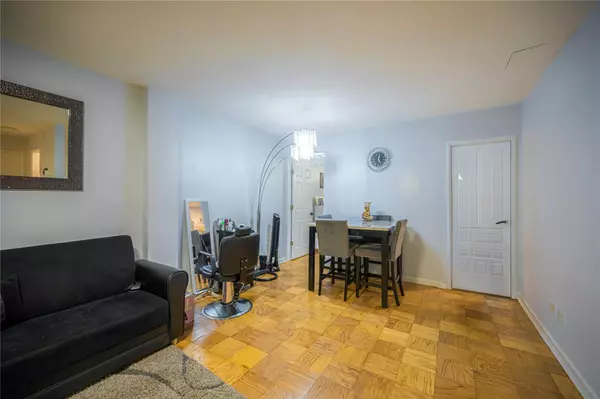Elmhurst, NY 11373,53-11 90 ST #1F