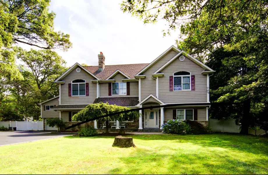 97 Chestnut ST, Mount Sinai, NY 11766