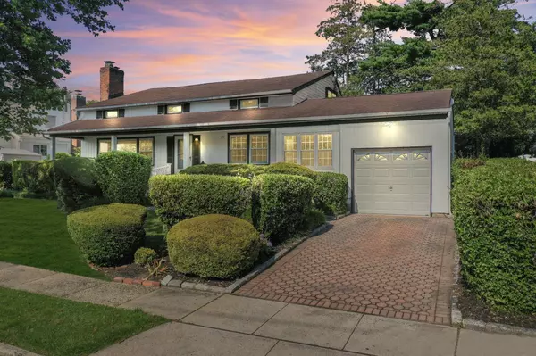 55 Laurel DR,  Massapequa Park,  NY 11762