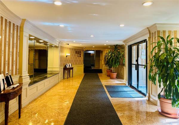 Rego Park, NY 11374,99-63 66th AVE #E2