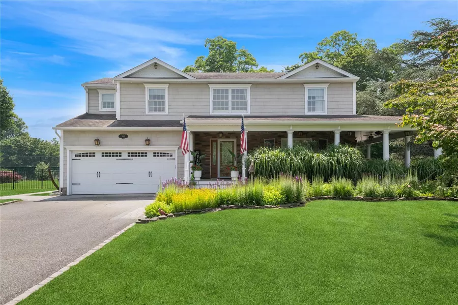 40 Spray CT, Bayport, NY 11705