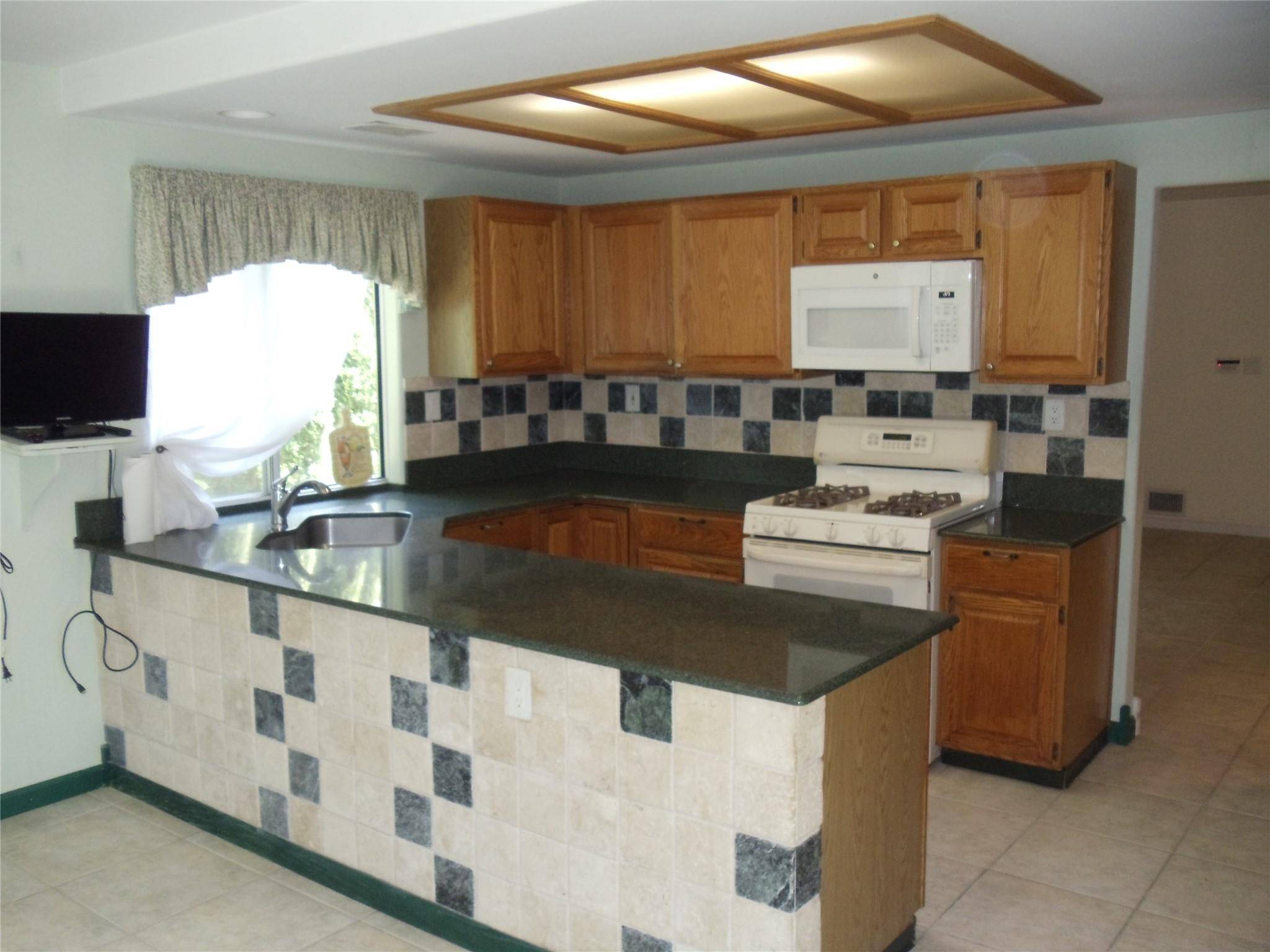 Ridge, NY 11961,9 Glen DR