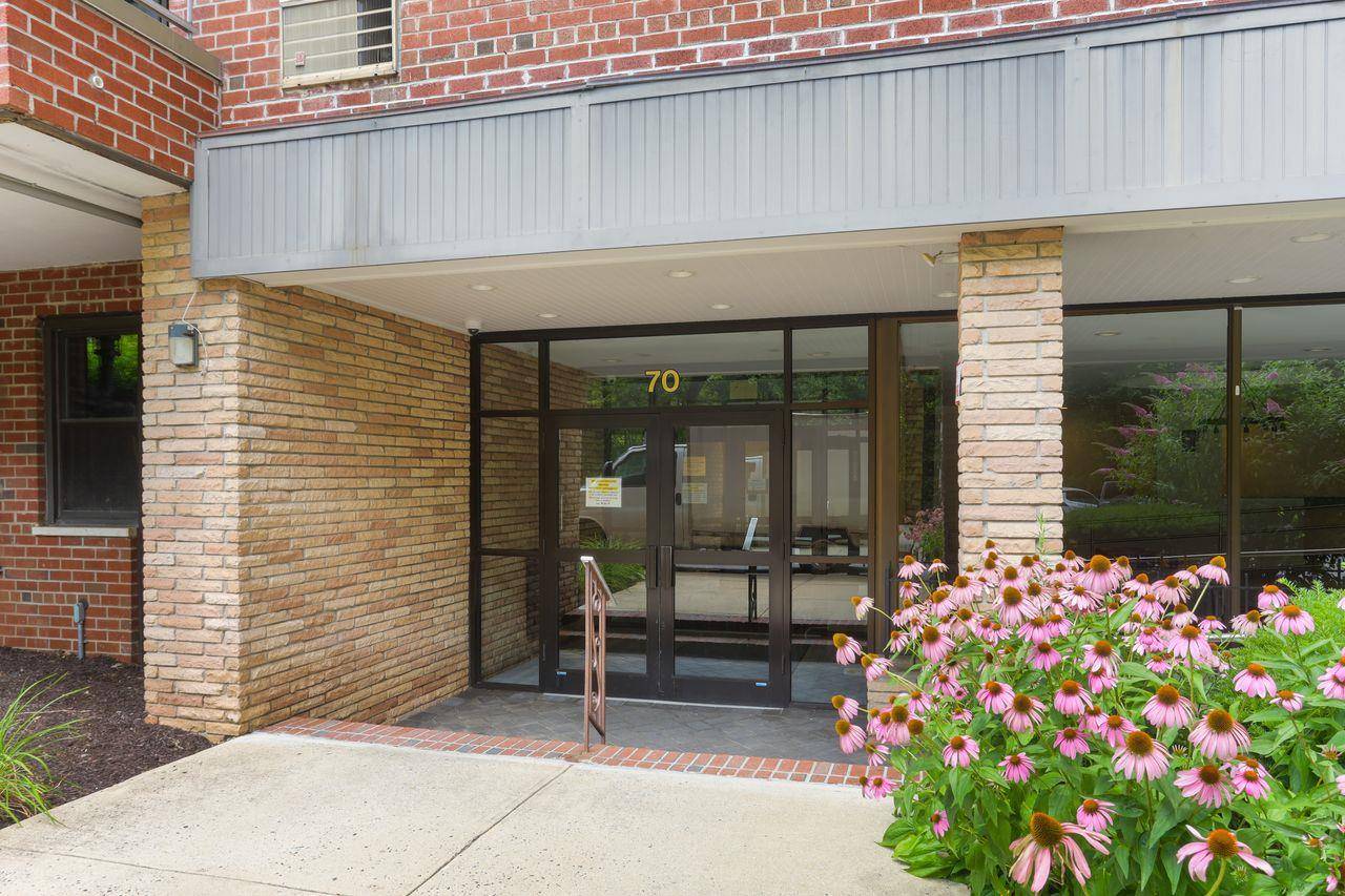 Mount Kisco, NY 10549,70 Barker ST #408