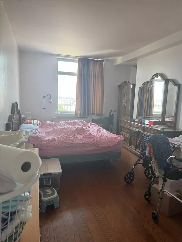 Flushing, NY 11355,40-28 College point BLVD #1203