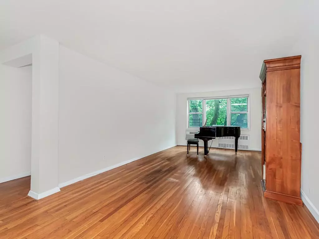 Bronx, NY 10463,679 W 239th ST #3J