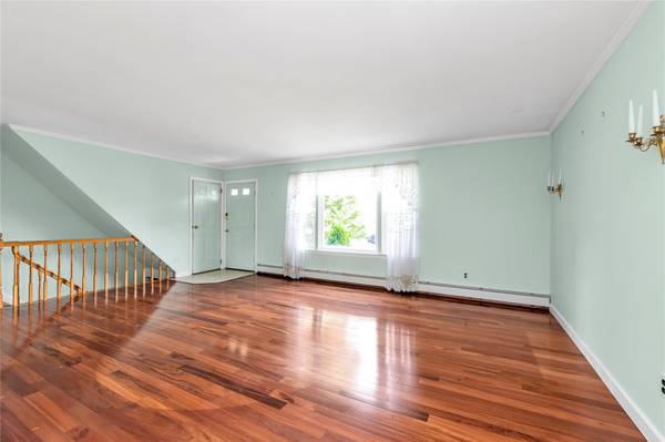 Glen Cove, NY 11542,20 Alex LN