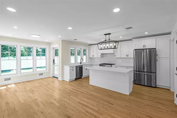 Glen Head, NY 11545,18 Roosevelt AVE