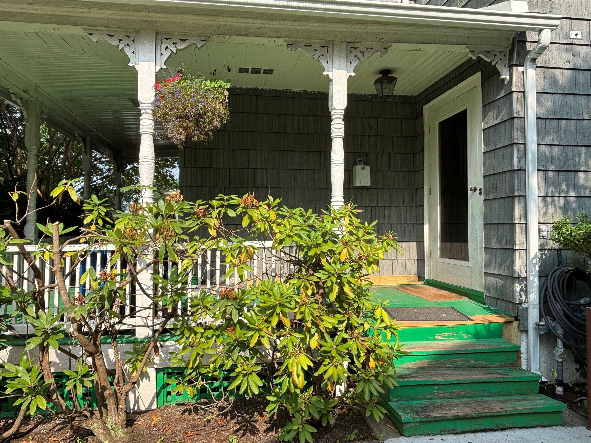 92 Walnut ST, Lynbrook, NY 11563
