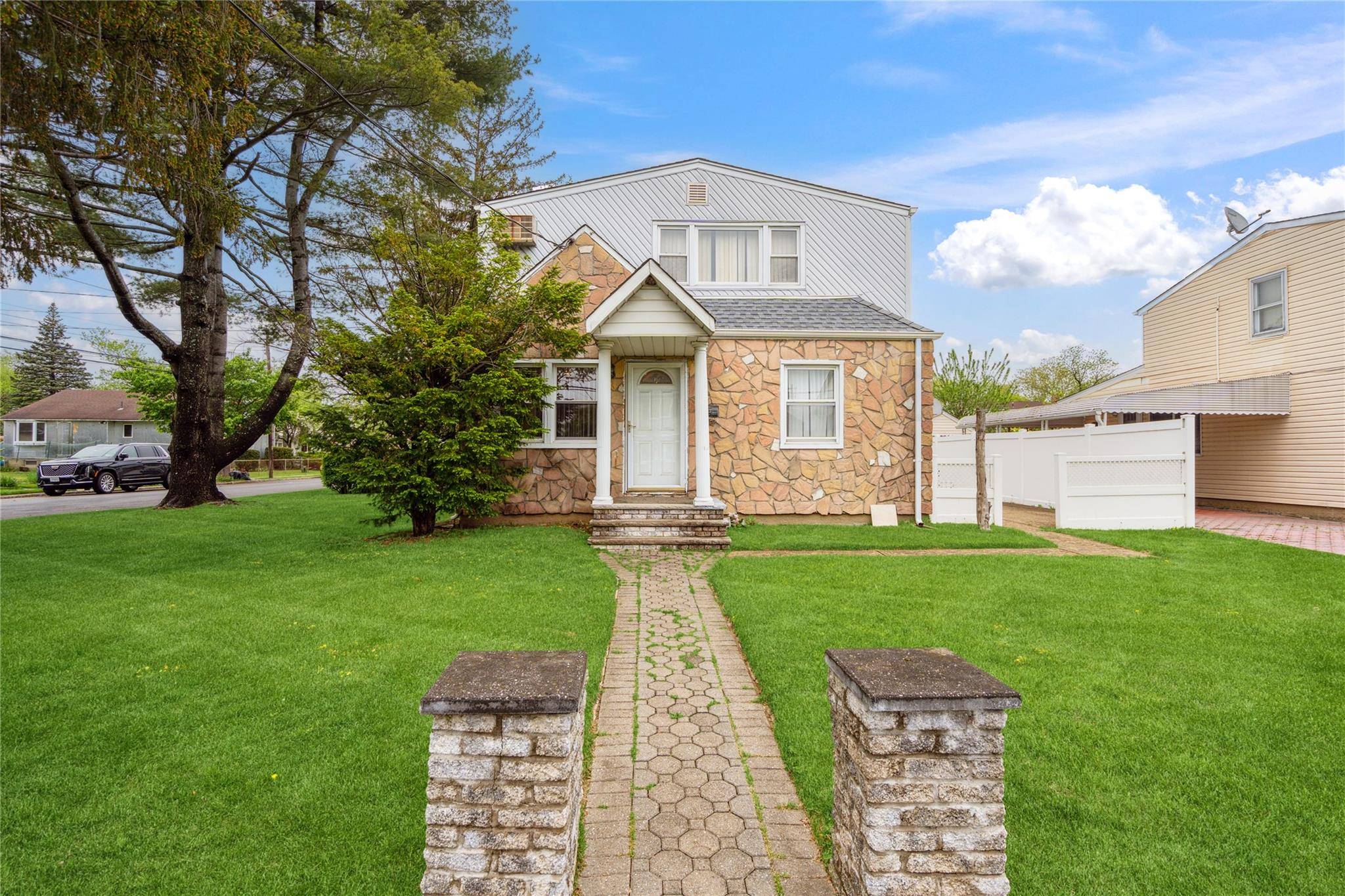 62 Bretton RD, New Hyde Park, NY 11040