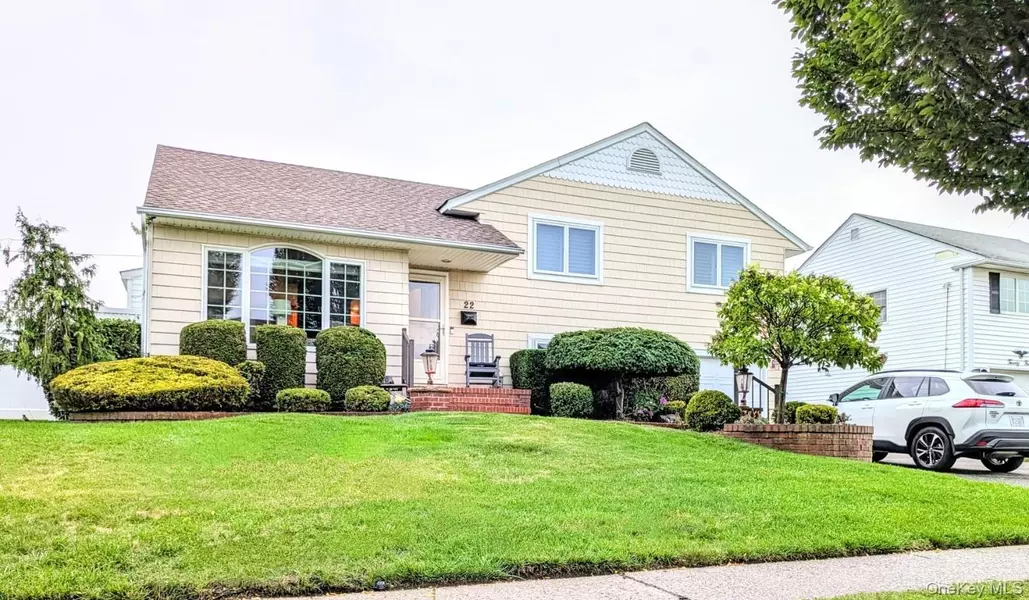 22 Pembroke DR, Massapequa, NY 11758