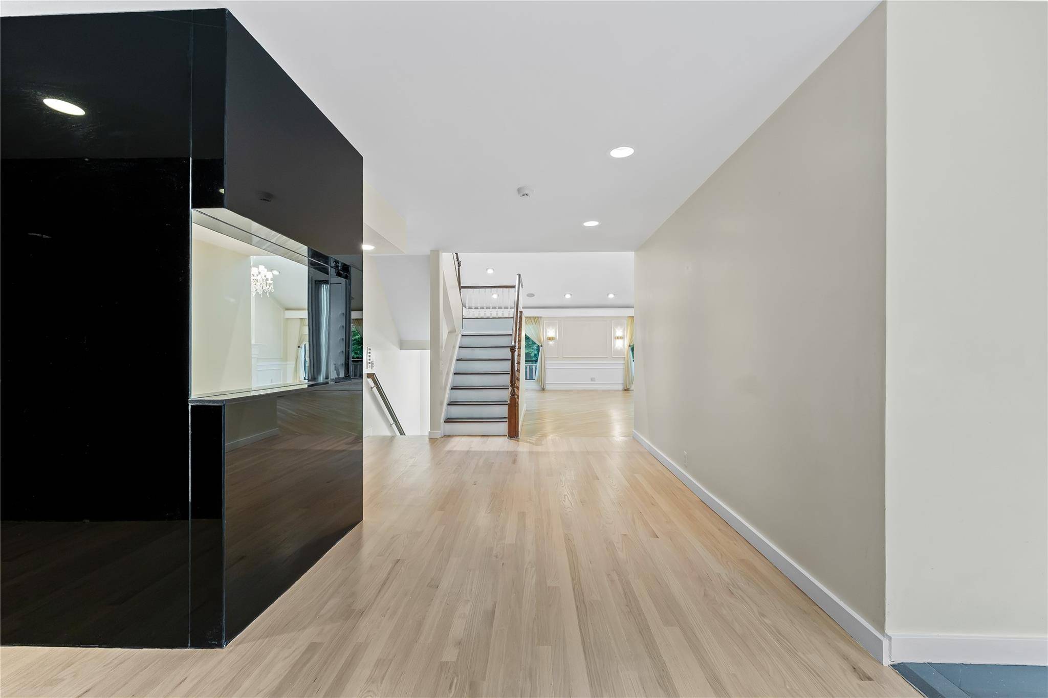 Manhasset, NY 11030,16 Yale DR #16