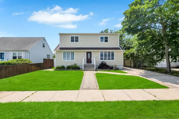 581 S 14th ST, Lindenhurst, NY 11757