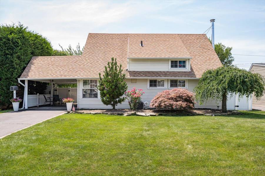 112 Twin LN, Wantagh, NY 11793