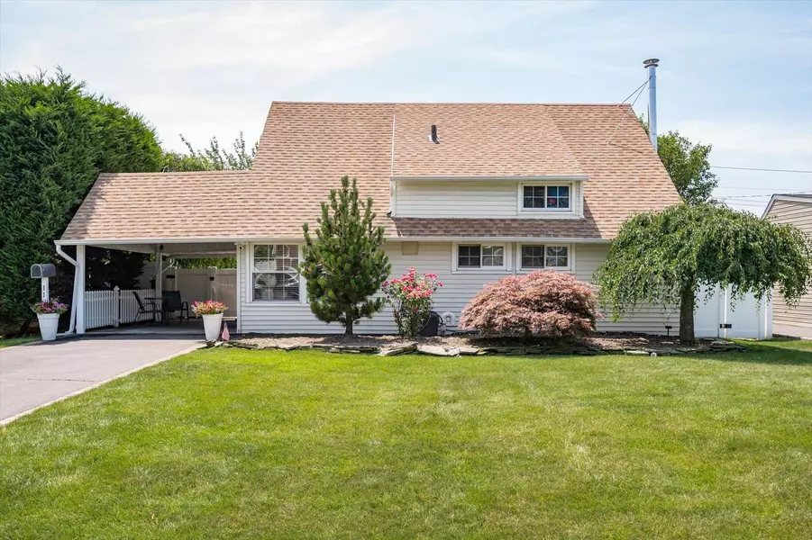 112 Twin LN, Wantagh, NY 11793